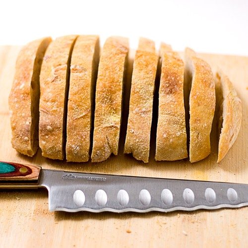 Bıçakla ekmek kesilmez, evin bereketi kaçar. Ekmek kırıntılarını yere atmak, ayakla çiğnemek evin bereketini götürür. Bir kişinin üzerinde dikiş dikilirse o kişinin kısmeti bağlanır. Bismillah demeden yemek yiyen kişi doymaz. Şeytan da onunla birlikte yemek yer.