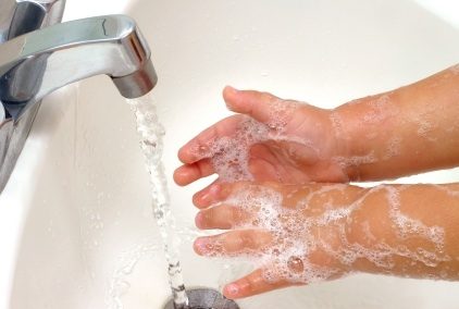 El yıkanırken önce sağ elden başlamalı, önce sol elden başlamak uğursuzluk getirir. Çorap giyilirken ayağın Kıble'ye doğru uzatılması doğru değildir. Sağ avuç kaşınırsa para gelir, sol avuç kaşınırsa elden para çıkar.