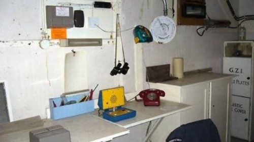 Benzeri diğer sığınaklarının çoğu yağmalanmış olmasına rağmen bu özel sığınak hala mükemmel durumda görünüyor. İçerisinde masası, sandalyesi, sireni ve özel telefonu hala mevcut...