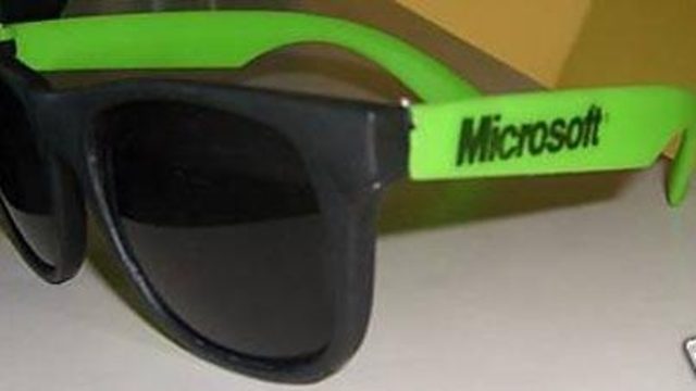 Microsoft'tan güneş gözlüğü<br /><br />"supportamericanotchina" adıyla satış yapan bir satıcı, saplarında Microsoft yazan ve 80'li yıllardan kaldığı iddia edilen bir güneş gözlüğünü tam 173.000 Dolarlık açılış fiyatıyla satışa sunmuş. Bu satışı ilginç kılan sadece gözlüğün fiyatı değil; satıcı tarafından yapılan inanılmaz açıklama da bir o kadar ilginç. <br /><br />Açıklamaya göre bu gözlük 80'lerde az sayıda Microsoft çalışanına dağıtılmış. Diğer gözlüklerin hepsi kırılmış ve sağlam kalan tek gözlük satıştakiymiş.