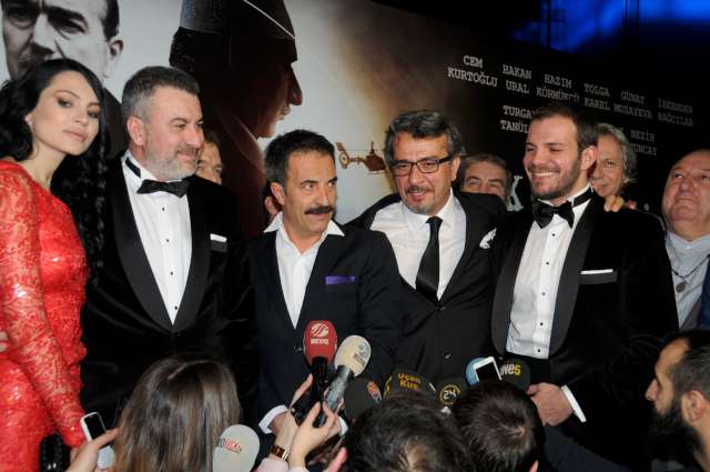 Kod Adı: K.O.Z filminin galasına Tolga Karel ve Günay Musayeva damga vurdu.SOZCU / Mustafa DERYAHAN