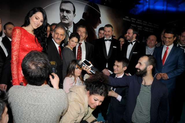 Son anda ikna edilerek oyuncu arkadaşlarının yanına gelirken, boşanmak üzere olduğu Tolga Karel ile aynı fotoğraf karesine istemeyerek de olsa girdi.