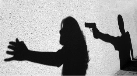 Adana’da Sevgi Dinçer’i ruhsatlı tabancasıyla öldüren emekli polis Cemal Dinçer, ‘Geçmişi unutalım, seni çok seviyorum’ dedim. ‘Bir sürü erkek var’ dedi. Kanım dondu, gözlerim karardı. Ne yaptığımı hatırlamıyorum. Şeker hastasıyım” dedi.