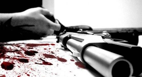 KADINLAR EN ÇOK EŞLERİNDEN ŞİDDET GÖRÜYOR<br /><br />Ankara’daki gecekondularda yaşayan kadınlar arasında yapılan bir araştırma, kadınların % 97’sinin kocalarının saldırısına uğradığını ortaya koydu.Yine orta ve yüksek gelir gruplarında yer alan ailelerle yapılan bir araştırmada, soruların başlangıcında kadınların % 23’ü kocalarının kendilerine karşı şiddet kullandığını söylemiş, fakat belirli şiddet tipleriyle ilgili sorular sorulduğunda bu oran %71’e yükselmişti.