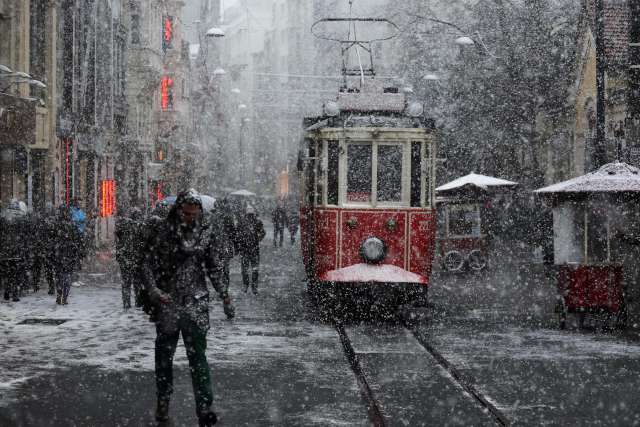 Yoğun tipi nedeniyle tüm vapur seferleri kısa bir süre iptal edildi.