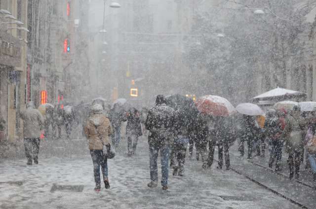 İstanbul'da İDO ve THY'nin birçok seferi iptal edildi. Meteoroloji, İstanbul'da 10-25 cm arasında kar kalınlığının oluşabileceğini duyurdu.