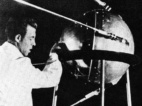 Sputnik'in 1957'de uzaya gönderilmesinden beridir, Dünya çevresinde dolanmak üzere fırlatılmış toplamda 38.000 adet uydu bulunmaktadır. Bunun 16.000 civarı düşmüş ya da indirilmiştir.