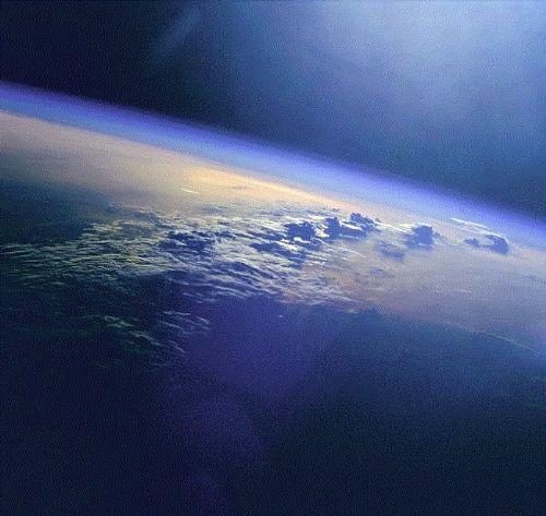 Eğer fabrikalara uygulanan CO2 salınımı ücretlendirmesi üzerinden hesap yapılacak olursa, atmosferin parasal değeri 4.300.000.000.000.000 Sterlin olacaktır. Atmosferdeki her metreküp başına 1.3 CO2 molekülü düşer.
