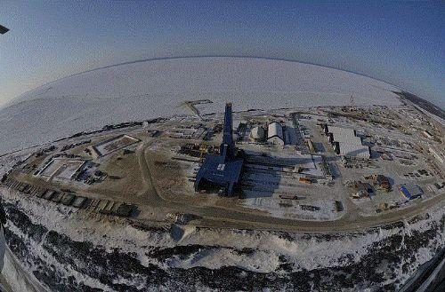 Dünya üzerinde açılan en derin delik, Sakharin-1 kuyusudur ve 12.4 kilometre derinliğe inmiştir. Dünya'nın yüzeyinden merkezine olan uzaklık (yarıçapı) ise 6371 kilometredir.