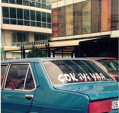 Trafikte her an her yerde, kah bizi gülme krizlerine sokan, kah dikkatimizi dağıtıp kazaya sebebiyet veren araba yazılarıyla muhatap olabiliyoruz.