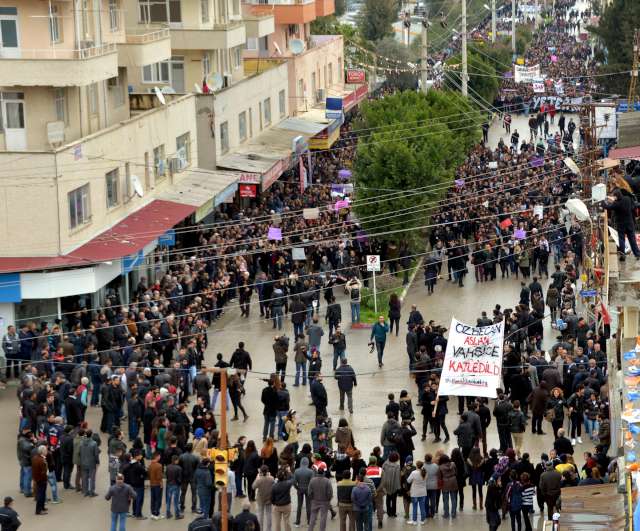 Özgecan için yürüyenler, "Devlet uyuma", "Kadın, yaşam, özgürlük", "Kadına kalkan eller kırılsın" sloganları atıldı.