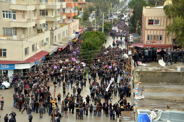 Mersin'in Tarsus ilçesinde vahşice katledilen Özgecan Aslan'ın öğrencisi olduğu Çağ Üniversitesi'nde, protesto yürüyüşü yapıldı. Özgecan'ın okul arkadaşları, saat 09:00 itibariyle üniversite önünde toplanmaya başlandı.