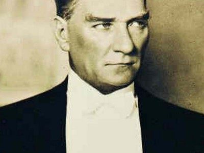 Rakamların yarattığı ilginç tesadüflerden biri de ulu önder Atatürk'ün hayatında ortaya çıkıyor. Atatürk, 1881'de 19. Yüzyılın bitimine 19 yıl kala doğmuştur. 1900'de 19 yaşında Harbiye' ye girmiştir.