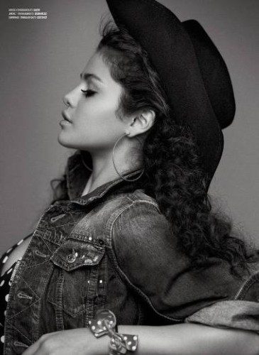 Bir Lolita görüntüsüne bürünen Selena Gomez'in hayranları "Selena'nın V dergisi için verdiği üstsüz pozlar ne kadar rahatsız edici. 12 yaşında bir çocuk gibi görünüyor" yorumlarını yaptı.
