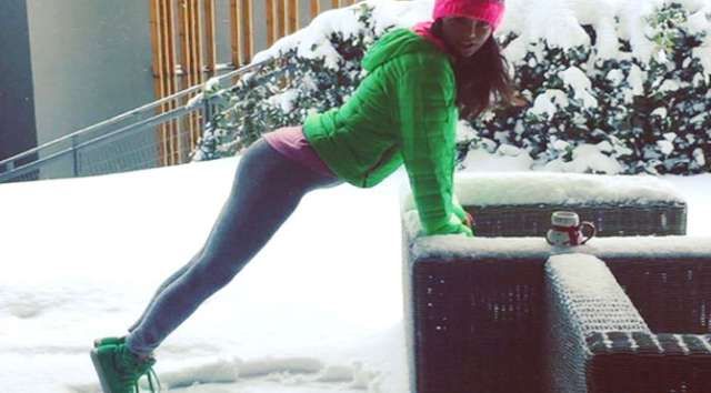EBRU ŞALLIKar , kıs , yagmur , sıcak 4 Mevsim Pilates derim. Bacak ve popo çalıştıran süper bir ısınma egzersizi geliyor. Moraliniz mi bozuk ? Canınız mı sıkılıyor? Keyfiniz mi yok? Hadi ne duruyorsunuz hemen pilates yapın