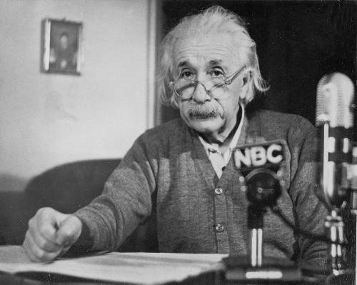 Albert Einstein çoğu insan tarafından dahi olarak görülür. Şu ana kadar yaşamış en etkili bilim insanı olmanın yanında teorik fizikçi, filozof ve yazardı. Bilime birçok katkı sağlamış Einstein’ın başarı sırlarını merak ediyor musunuz? <br /><br />İşte Einstein’dan 10 hayat dersi...