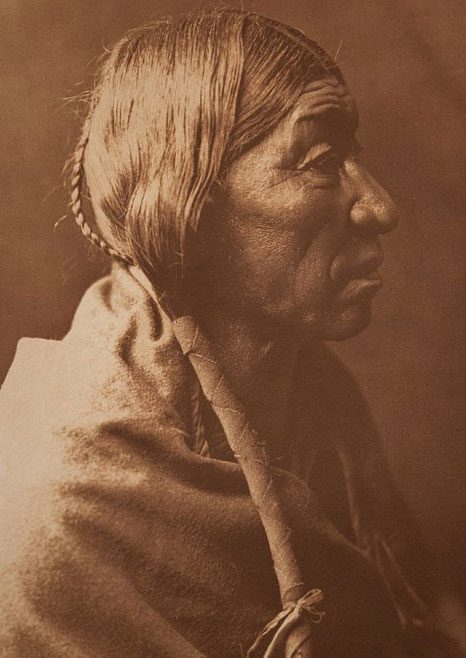 Fotoğrafçı Edward Curtis, kimsenin yok olmakta olan Kızılderili kültürünü yaşatmaya çalışmadığını görünce objektifine sarılmış.