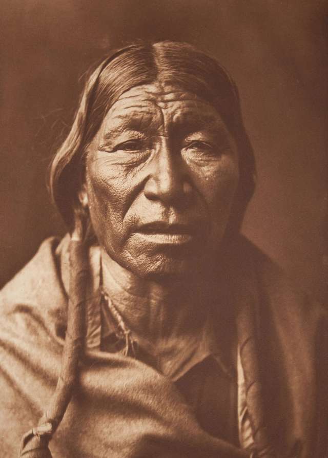 1900'lü yılların başında Seattle'lı bir fotoğrafçı Edward Curtis, Amerika Birleşik Devletleri'nin batısına giderek Batı toplumunun henüz ulaşamadığı Kızılderili kabilelerinin yaşadığı topraklara gitti. Curtis, son kalan 80 Kızılderili kabilesini tamamen yok olmadan önce kayıt altına aldı.