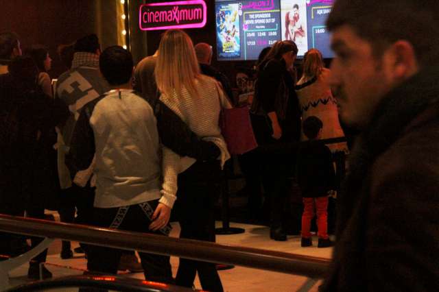 Cezbedici hikayesi ve erotik içeriği olan filme biletlerini aldıktan sonra sinema öncesi alışveriş merkezinde dolaşan Serdar Ortaç ile eşi Chloe Loughnan’ın...