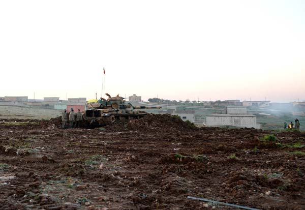 Hava Kuvvetleri’ne bağlı F-16 uçakları da savaş yükleriyle sınırda devriye uçuşuna başladı. Süper Kobra helikopterleri de her an uçmaya hazır şekilde sınır boyuna konuşlandırıldı. Tankların ileri harekatı devam ederken Süleyman Şah Karakolu’nda Bordo Bereliler de son hazırlıklarını yaptı.