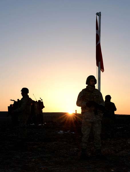 Yıldırım operasyonu sabaha karşı sonuçlandı. Şanlıurfa 20. Zırhlı Tugay’a bağlı 50 M-60 A3 tipi tank sınırın birkaç noktasından Suriye topraklarına girdi. Aynı anda olası çatışmalarda tankları korumak üzere özel kuvvet birlikleri de tanklarla birlikte hareket etti.