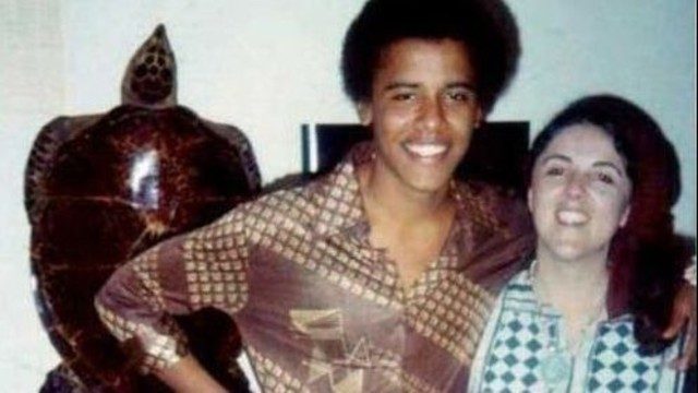 Genç Barack Obama annesiyle birlikte