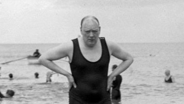 Winston Churchill mayosuyla denizden çıkarken 1922