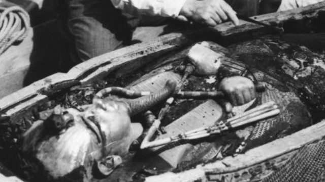 İngiliz arkeolog Howard Carter, Tutankamon'un mumyasını inceliyor.
