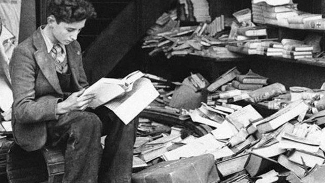 Bir hava saldırısıyla harap olan Londra Kitabevi, 1940