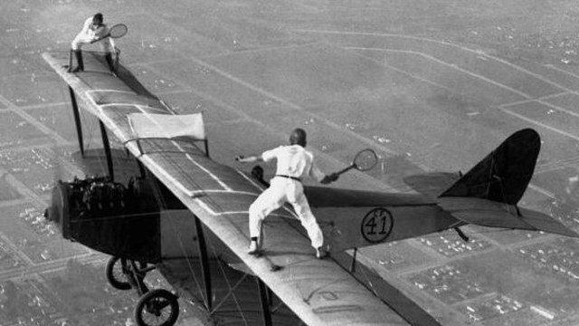 İki cesur adam bin metre yükseklikte uçak üzerinde tenis oynuyor. Los Angeles, 1925