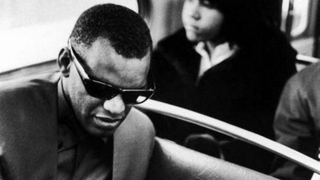 Şarkıcı Ray Charles, kör olmasına rağmen satranç oynuyor