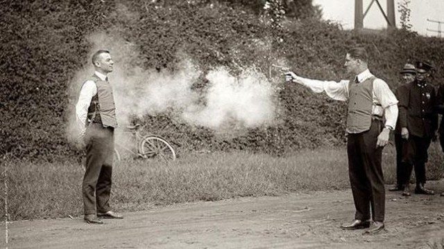 Murphy ve ortağı kurşun geçirmez yeleklerini deniyor, 1923