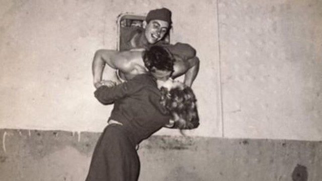 Aktrist Marlene Dietrich, ikinci dünya savaşına gitmeye hazırlanan askerlerden olan sevgilisini öptüğü efsane fotoğraf, 1945