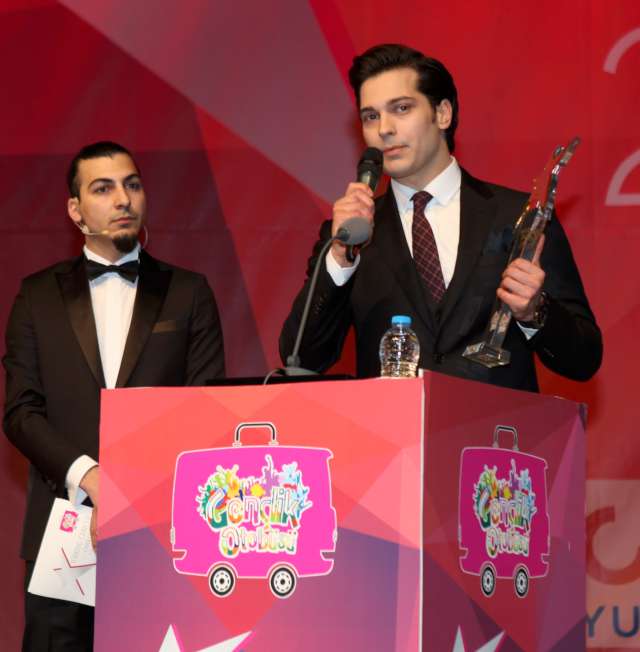 Geç saatlere kadar Ulusoy’un gelmesini bekleyen ama görme şansı bile bulmayan hayranları, Ulusoy’un bu tavırlı hareketleri karşısında bir hayli üzüldü.