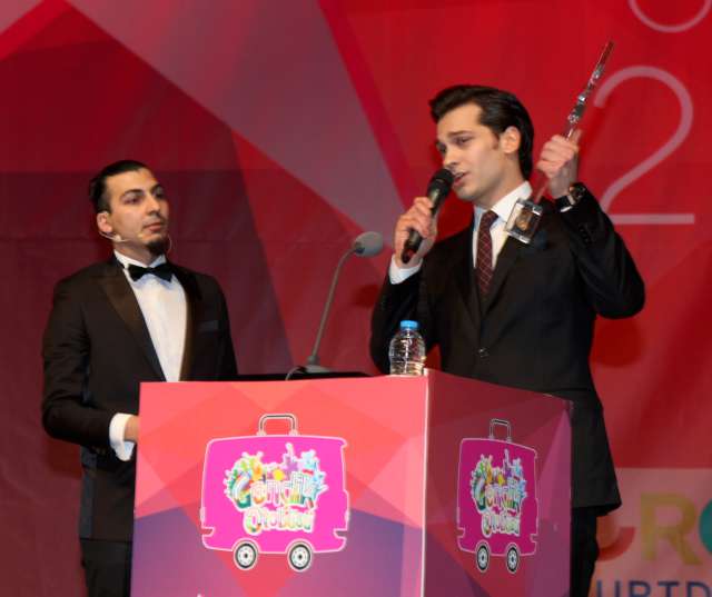 Ödülünü alır almaz arabasına binerek uzaklaşan Ulusoy’un bu tavrı hayranları tarafından da tepki gördü.