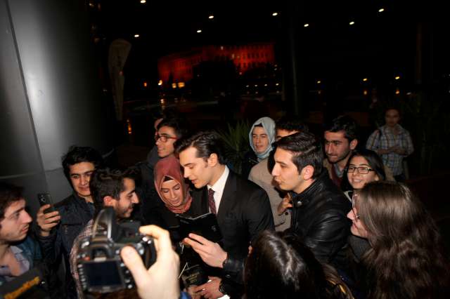 Korumalar eşliğinde tören alanına gelen Ulusoy’un bu tavrı merak konusu olurken, ödülünü aldıktan sonra kendisiyle röportaj yapmak isteyen medya mensuplarını ise; “sete yetişmem lazım” diyerek geri çevirdi.