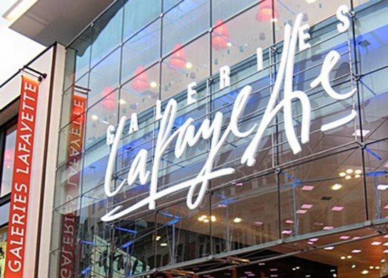 Fransa'nın başkenti Paris'in simgelerinden biri olan Lafayette alışveriş merkezinin logosunda kentin daha da ünlü simgesini görmek mümkün.