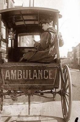 New York'ta atlarla çekilen bir ambulans ve nöbetteki bir hemşire (1900'ler)
