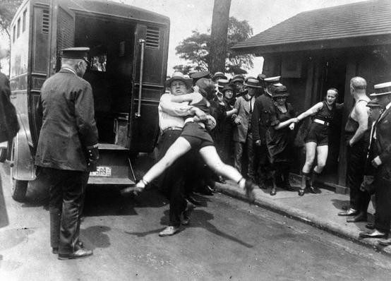 Chicago'da bacakları çok açık olduğu için, giydikleri mayo yüzünden tutuklanan kadınlar. (1922)