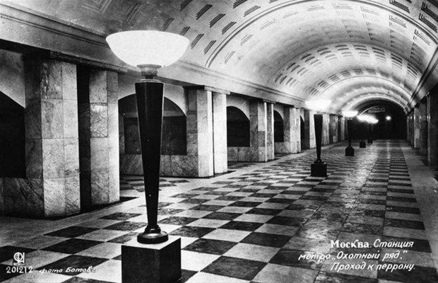 Moskova metrosunun içi (1935)Moskova Metrosu Rusya Federasyonu'nun başkenti Moskova'da bulunan dünyanın en eski ve büyük metrolarından biridir.