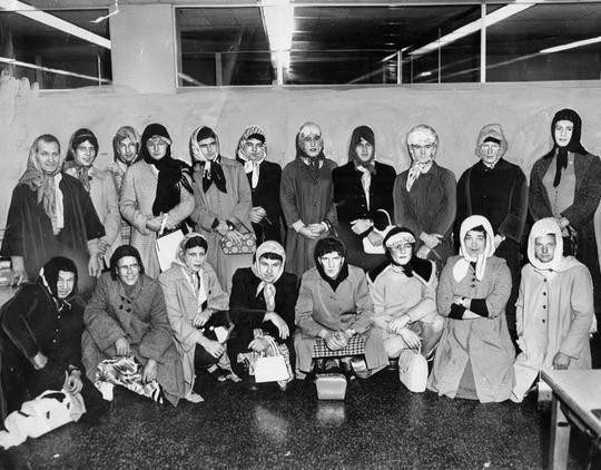 New York polisi, kapkaççıları yakalamak için kadın kılığına girmiş (1960)