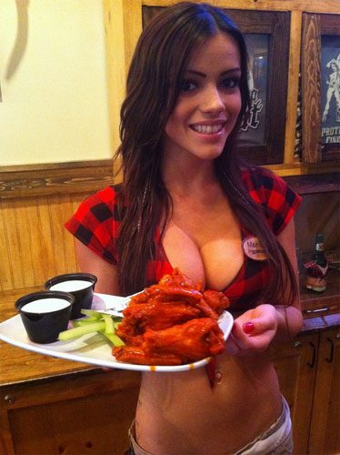 Restoranın web sitesinde ise "Twin Peaks sizin için, çünkü siz erkeksiniz" şeklinde tanıtıcı sözlere yer veriyor.
