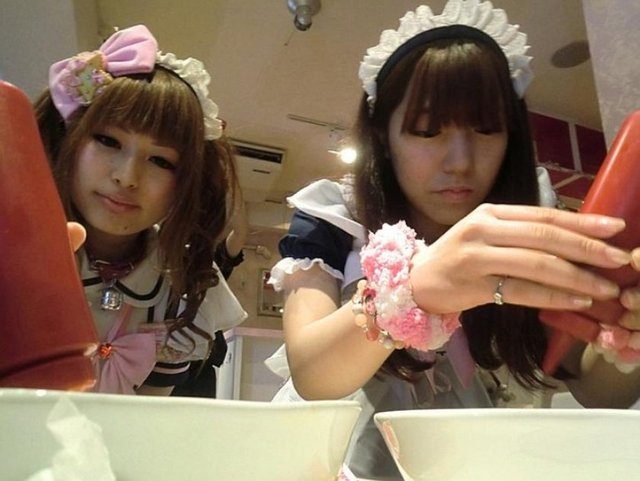 Kadın hizmetçi kostümü giyen garsonların servis yaptığı cafe Japonya'da oldukça ilgi çekti.
