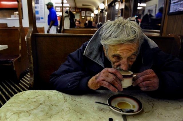 Elbette paranız varsa... Eğer yoksa o zaman başkası size bir iyilik yapıyor, hesabınızı ödüyor. Açıldıktan sonra bir anda 12 bin kişinin ziyaret ettiği İyilik Yap Cafe, ilerleyen zamanda ise zaman zaman izdihamlar da yaşamış. Sonrasında bu konseptte cafeler hemen hemen dünyanın her bölgesinde açılmış. Türkiye'de de ihtiyaç olan, fakat henüz bu konseptte açılışın yapıldığını duymadığımız türden bir cafe...