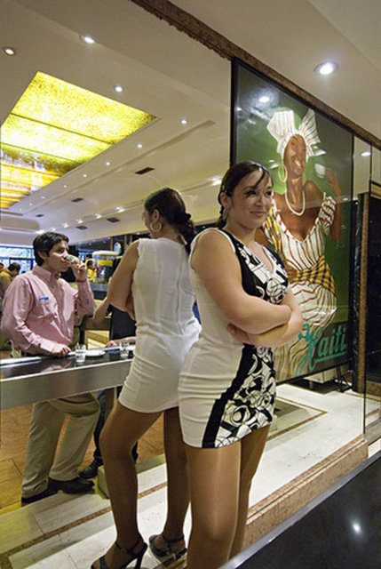 Süper mini bir etek ve topuklu ayakkabı giyen garsonların çoğunlukla zengin işadamlarına (kahve fiyatları nedeniyle) kahve servisi yaptığı cafe Santiago'da oldukça popüler...