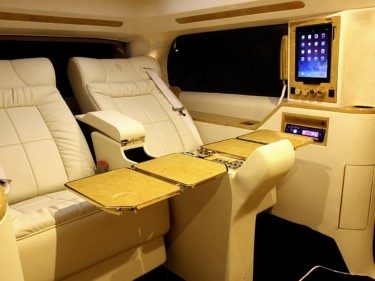 Cadillac'ı 24 ayar altın ile kapladı ve sinema sistemi kurdu.