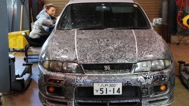 R33 Skyline GTR model bu aracın çehresi, Kelton'un gümüş renginden memnun olmayan Kelton'un farklı bir görünüm istemesiyle değişti.