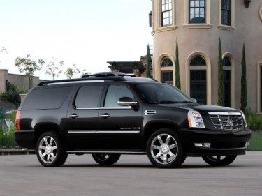 4k akıllı TV'nin bulunduğu geniş ekran televiyon ile evlerde bile uygulanması son derece lüks olan bu sistem Cadillac Escalade'nin içine oldukça şık şekilde dizayn edilmiş.