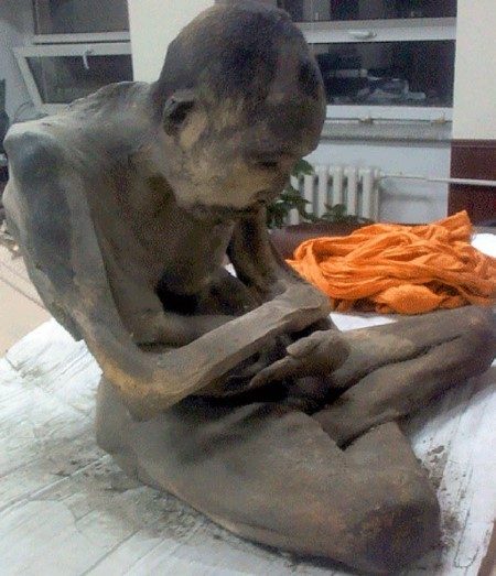 İngiliz The Independet gazetesinin haberine göre, Moğolistan’ın Songinokhairkhan eyaletinde, 200 yıl önce meditasyona geçen Lama’nın ( Tibetli rahip) mumyalaşmış bedeni hala yaşıyor.