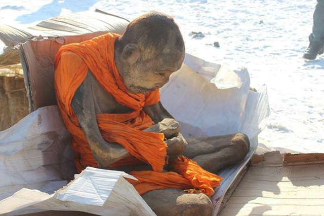 Yeni iddiaya göre, rahibin beden hala canlı ve 'derin meditasyona' devam ediyor.